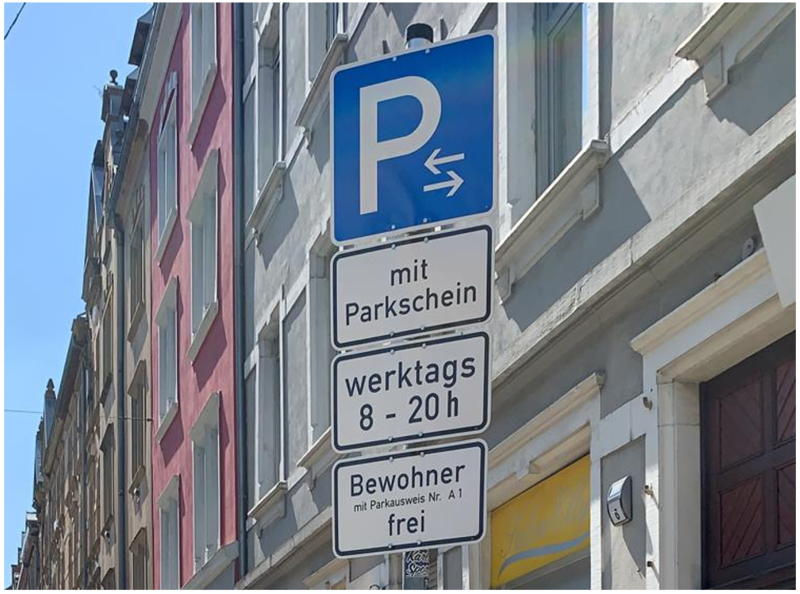 Verkehrsschild Parken mit Aufschrift "Mit Parkschein werktags 8 -20 Uhr"