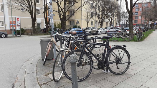 Vorschlag: Entfernung der Fahrradständer Ecke Albanistr./Entenbachstr.