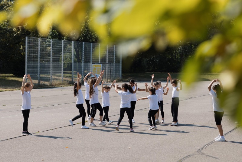 Eine Gruppe tanzender Kinder nach einer einstudierten Choreographie